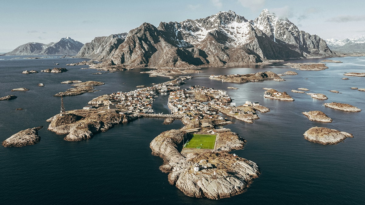 Henningsvær Fußballplatz von oben - gibt dem Leser eine andere Perspektive des Ortes