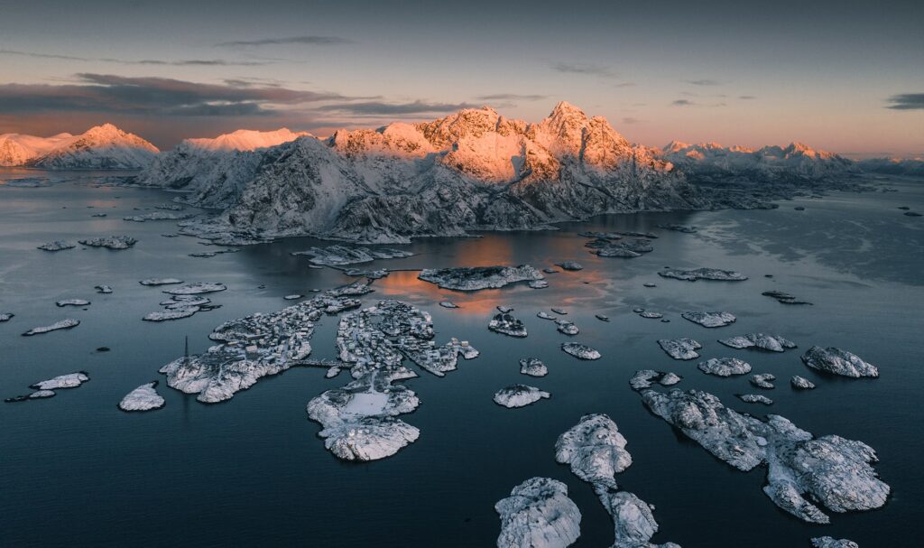Henningsvaer im Winter bei Sonnenuntergangs-Stimmung