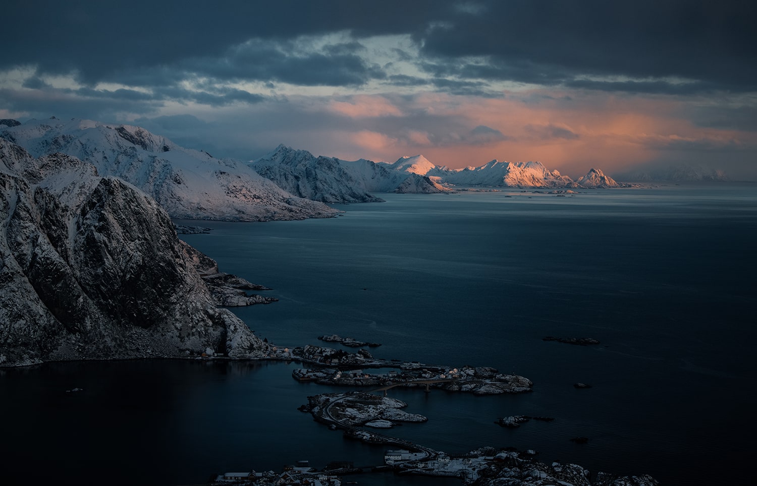 Reine während der blauen Stunde, fotografiert vom Reinebringen