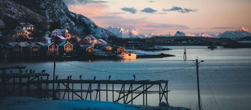 Rorbuer in Hamnøy auf der Insel Moskenesøya im Süden der Lofoten, Norwegen