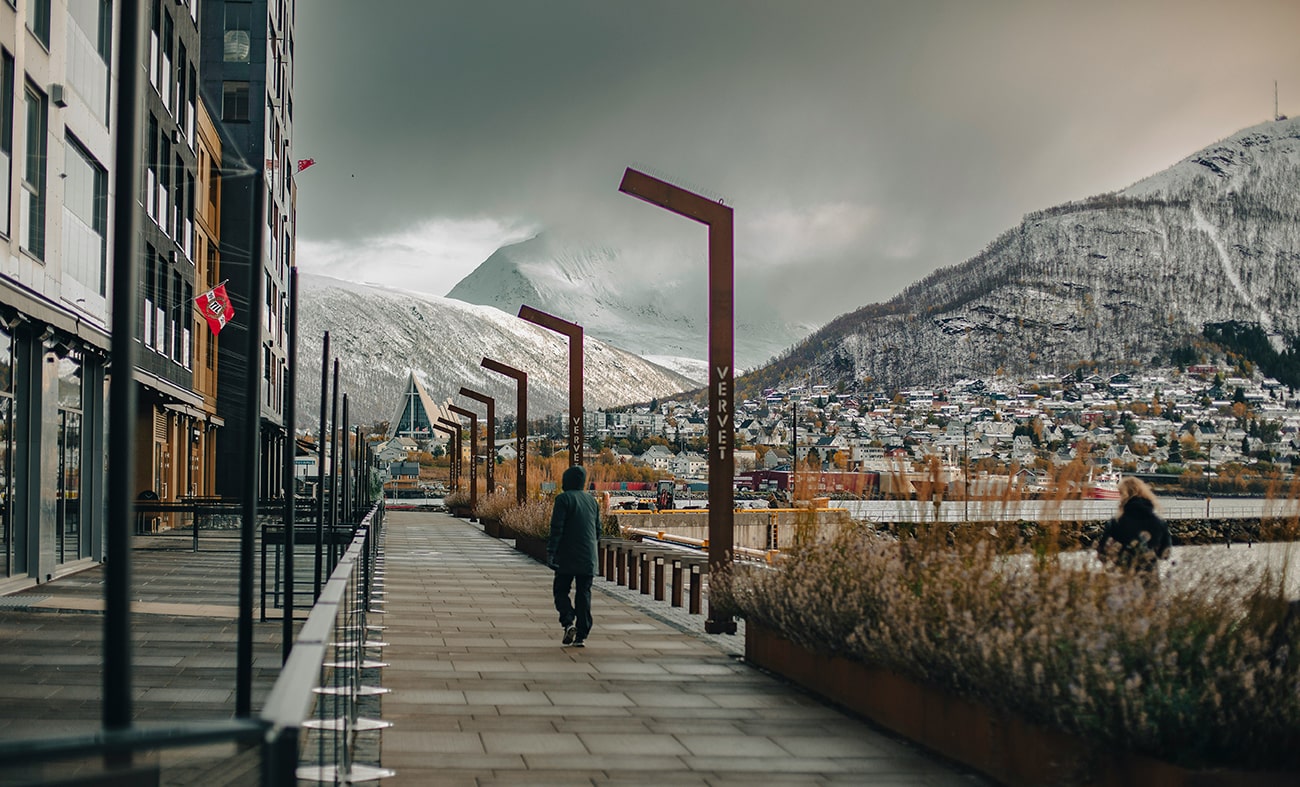 Der Blick vom Hafen auf die Eismeerkathedrale in Tromsø