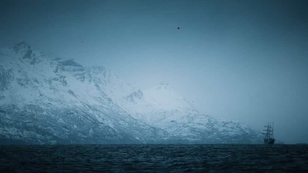 Norwegischer Fjord im Norden mit einsamem Segelschiff auf Entdeckungstour