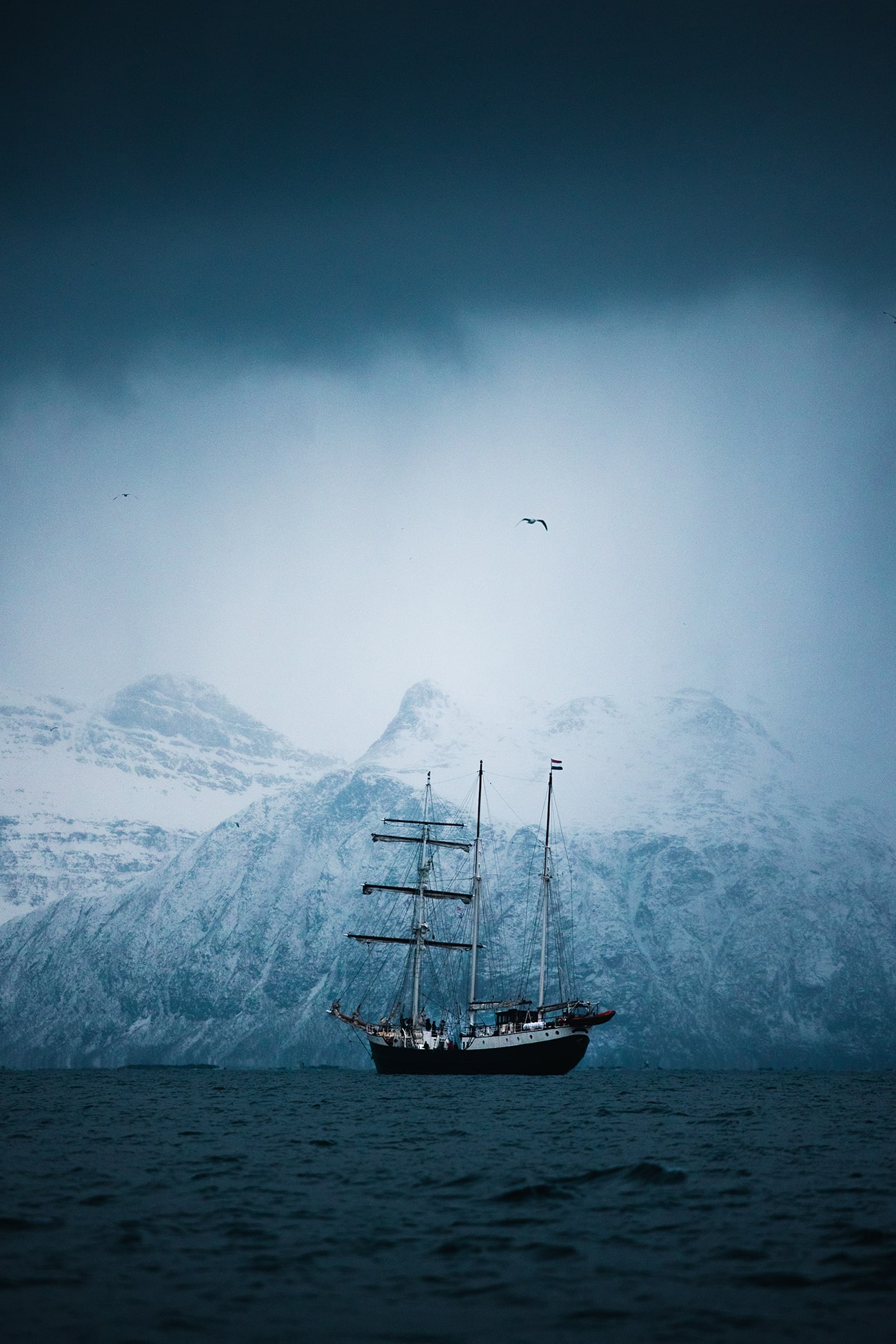Kvænangen Fjord in der winterlichen Dunkelheit