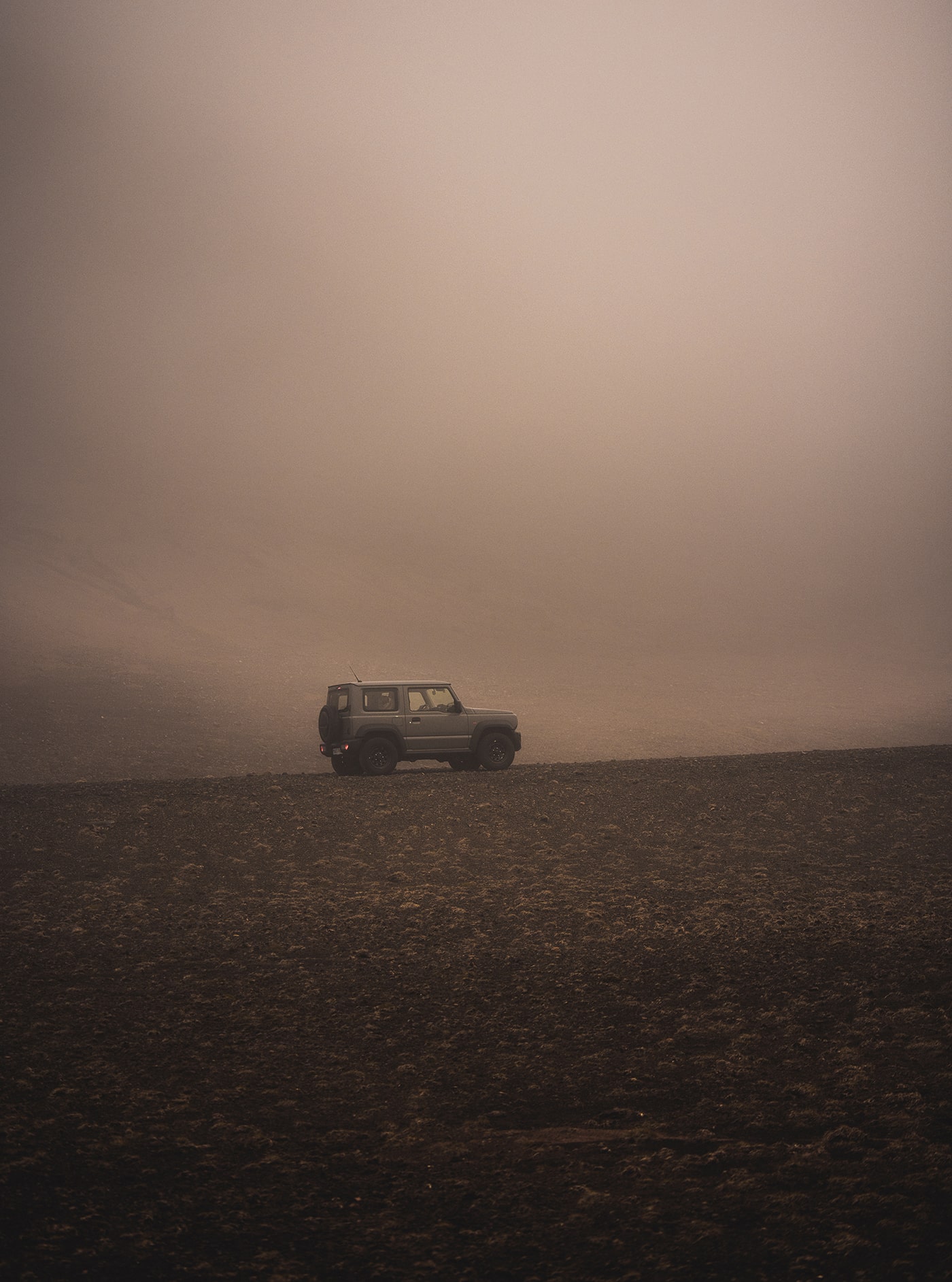 Jeep im Offroad-Gelände, marsähnliche Landschaft in Island