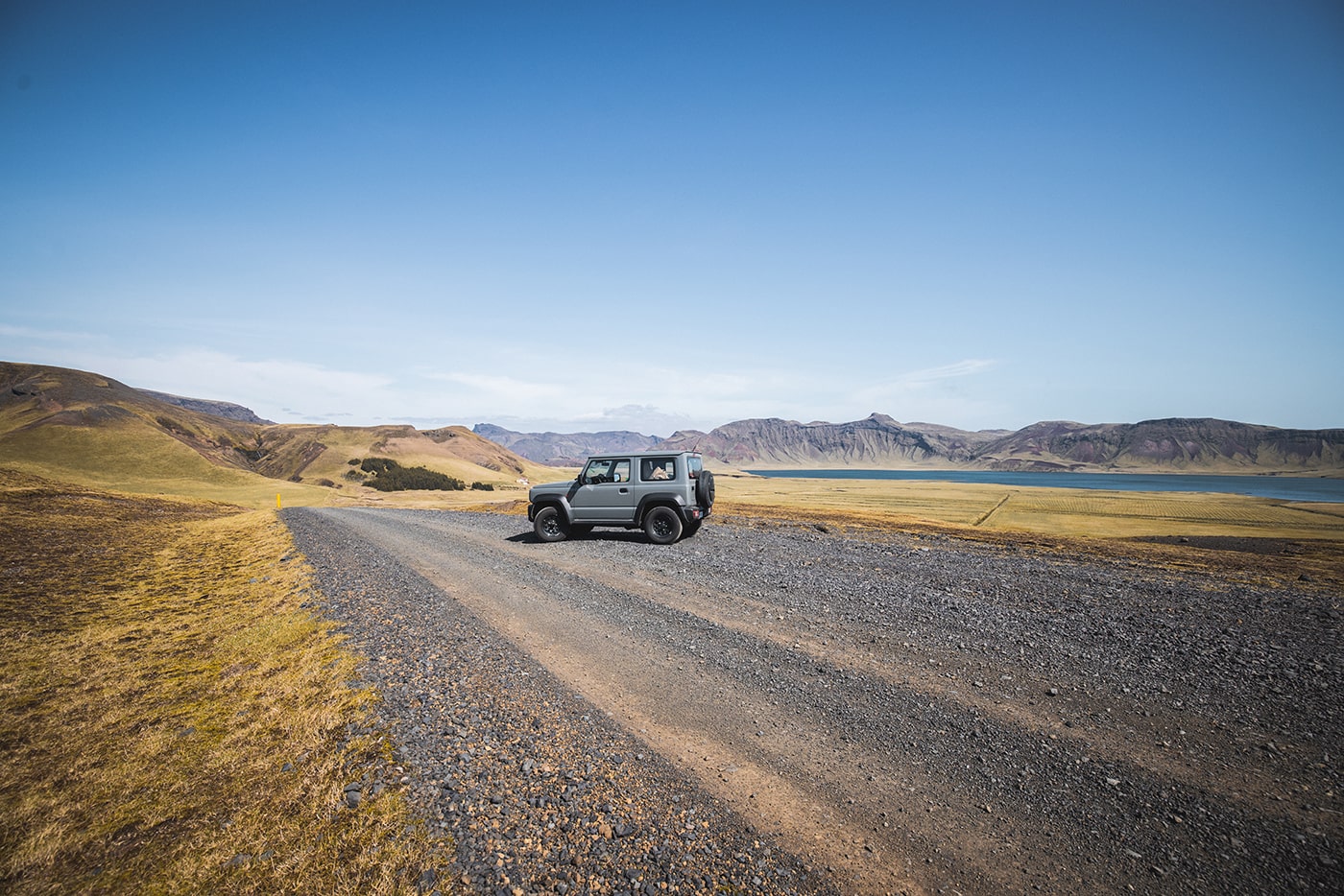eep auf Schotterstraße in Island, Mietwagen auf Abenteuerroute