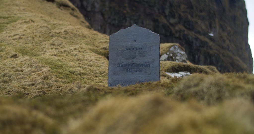 Grabstein mit der Inschrift In Memory of James Bond 1962 bis 2021 auf einer Wiese auf Kalsoy