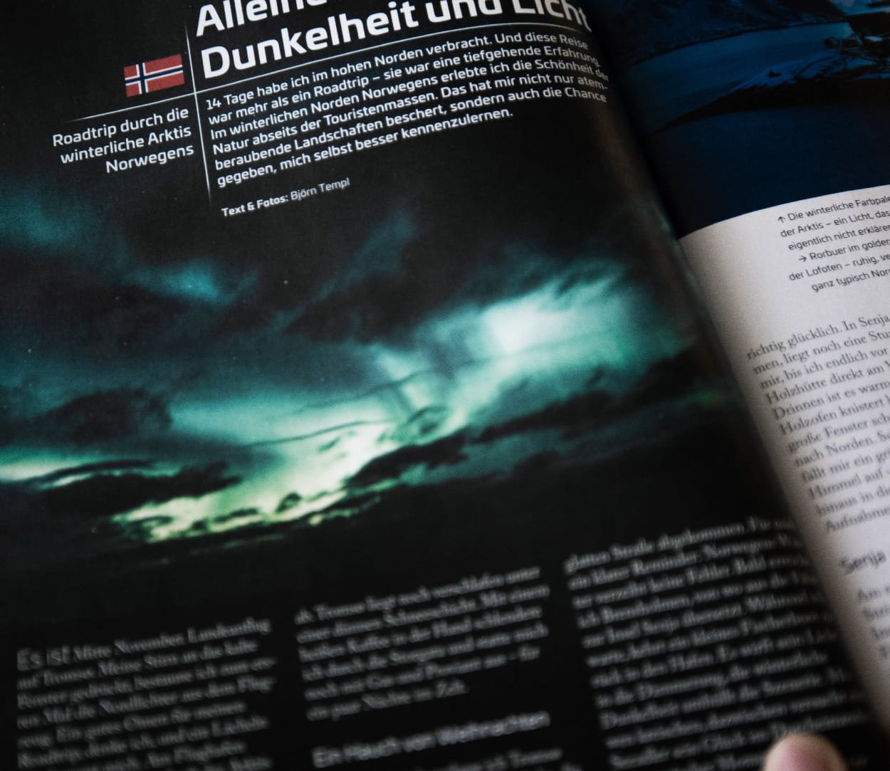 Aufgeschlagenes Nordis Magazin mit dem Artikel von Bjoern Templ über einen Winter-Roadtrip durch Nordnorwegen, Doppelseite mit Nordlicht-Foto