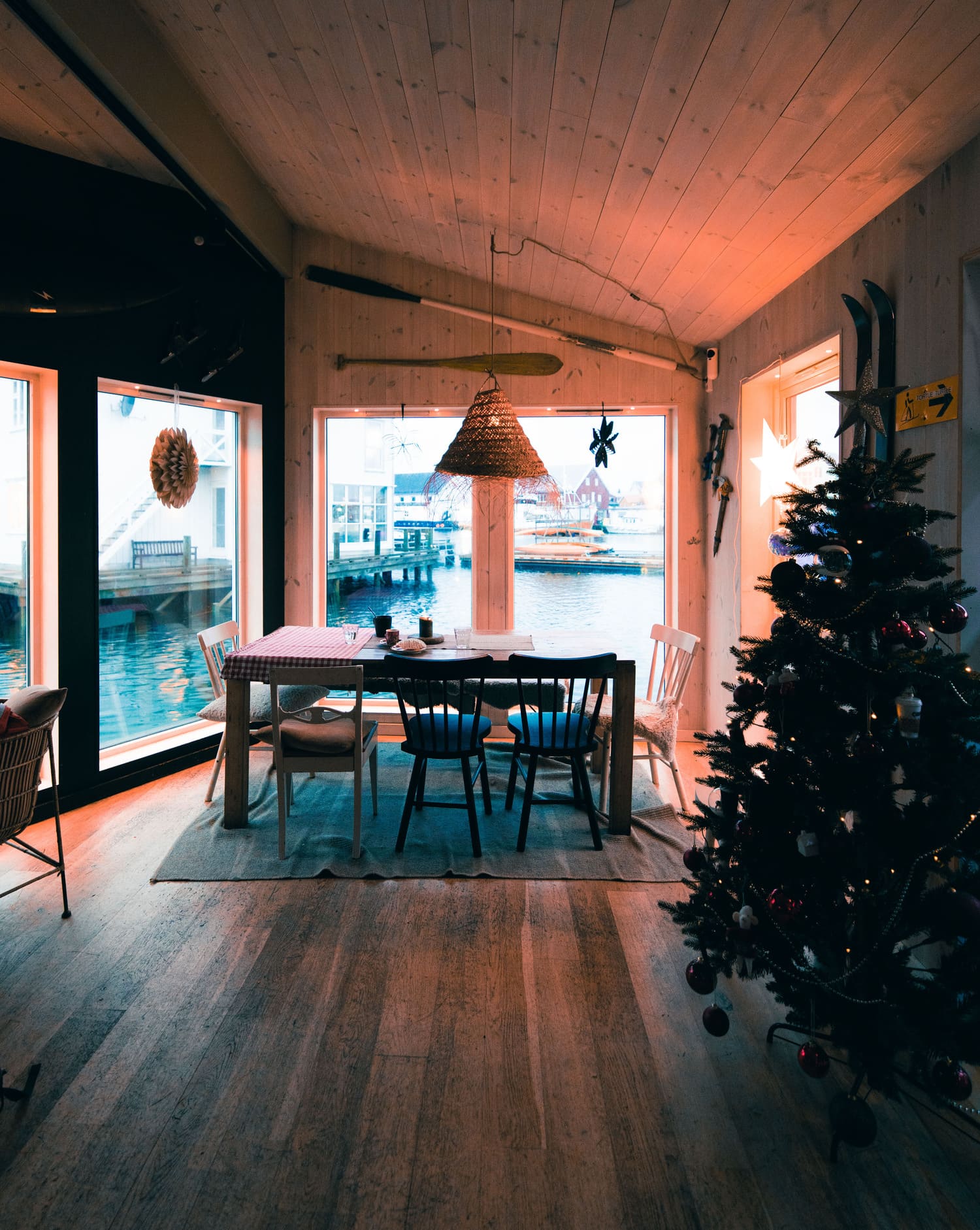 Gemütliches Interior des Klatrekaféen in Henningsvær mit Blick auf das Wasser