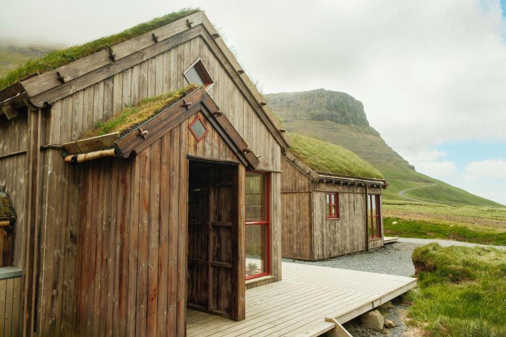 Múlafossur Cottages mit Grasdach in Gásadalur auf den Färöern